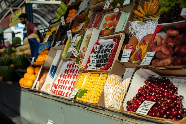 地元市場での様々なベリーや果物. — ストック写真