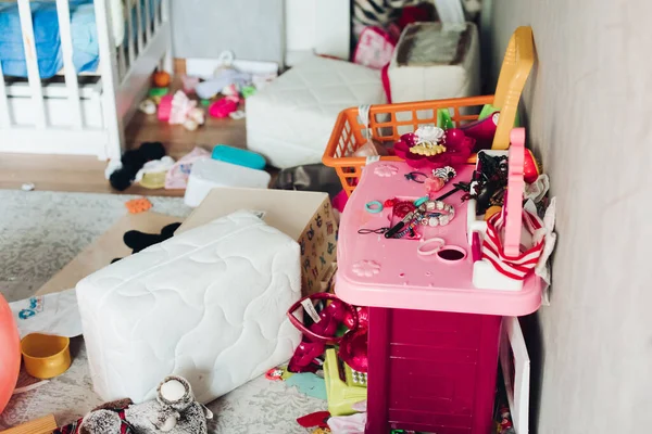 El fragmento de la foto de la habitación infantil con las cosas dispersas y los juguetes — Foto de Stock