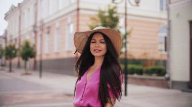 Serene rüya gibi genç, uzun saçlı kadın yukarı bakıyor.