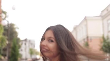 Caddede koşuşturan hoş bayan