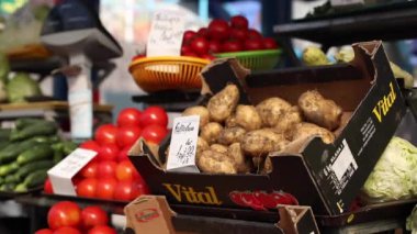 Pazarda sebze satan bir satıcı.