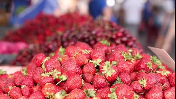 在杂货店市场上出售的夏季水果 — 图库视频影像