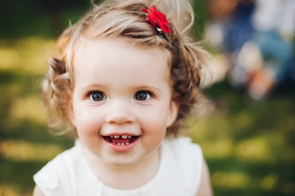 Glad söt liten flicka leker utanför — Stockfoto
