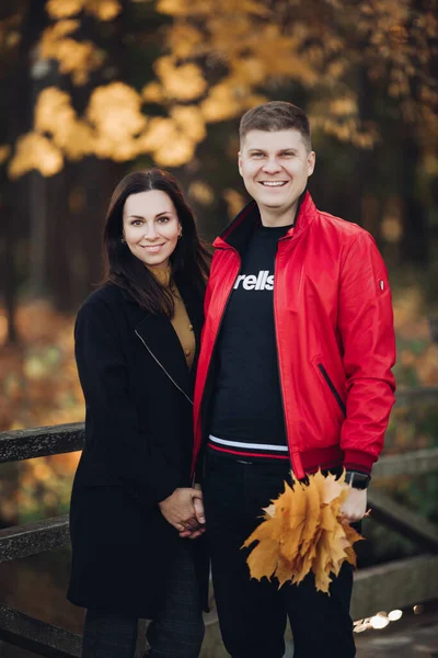 Pár zamilovaný jde spolu na procházku do podzimního parku — Stock fotografie