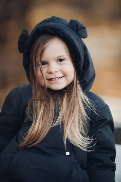 Портрет красивої дитини йде на прогулянку в парку восени, картина ізольована на розмитому фоні — стокове фото