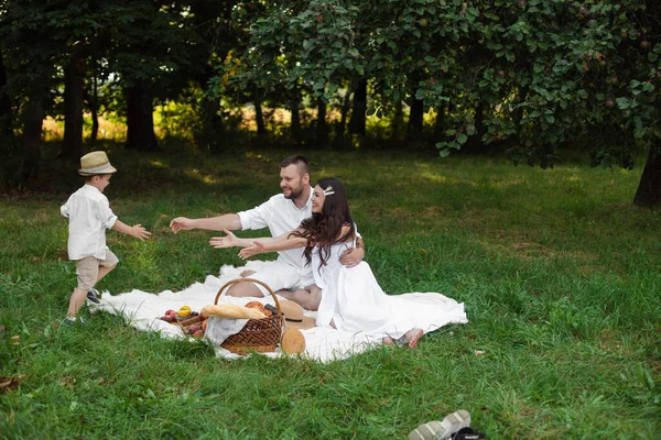 Glückliche Familie beim Picknick im Freien mit ihrem niedlichen Sohn — Stockfoto