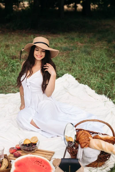 Wunderschöne kaukasische Frau mit Bäckerei. Archivfoto Porträt einer schönen brünetten Frau mit Sommerhut — Stockfoto