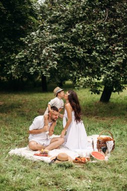 Piknikte çocuklarını seven ebeveynler..