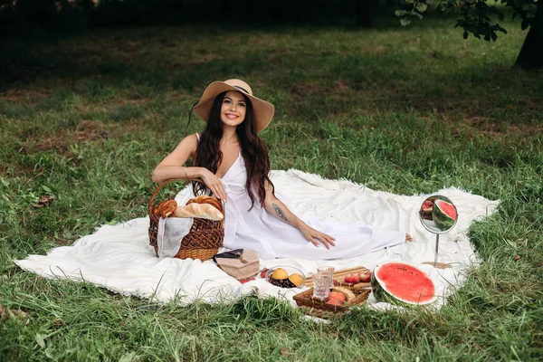 Schöne kaukasische Frau beim Picknick. Archivbild in voller Länge — Stockfoto