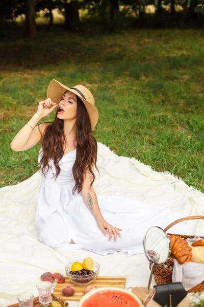 Bella donna caucasica al picnic. Foto stock full length — Foto Stock