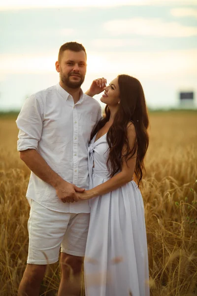 Happy young couple enjoying beautiful nature together — Stock Photo, Image