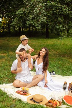 Piknikte çocuklarını seven ebeveynler..