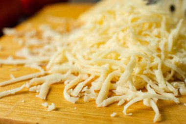 Metal bir plaka şeklindeki ekonomik cihaz öğütülmek ve peynir ovmak için delikli küçük delikler açıyor.