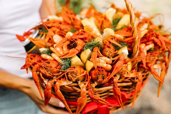 Large basket with cooked red large crays — Stock Photo, Image