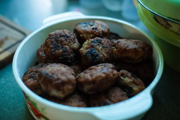 Plenty of ready-made fried meatballs lie in a large white aluminum pan on the table — Stock Photo, Image