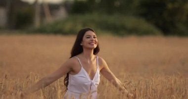 Dişi, ellerini kuru çivilerin üzerinden geçiriyor.