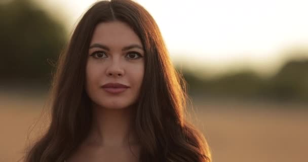 Hermosa mujer sonriendo a la cámara al aire libre. — Vídeos de Stock