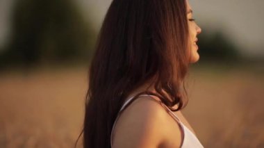 Mutlu sakin bayan ellerini buğday saplarının üzerinden uzatıyor.