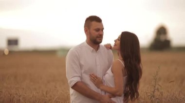 Birbirine aşık güzel genç bir çift birlikte çok zaman geçirir.