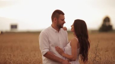 Evli çift doğanın güzelliğine hayran.