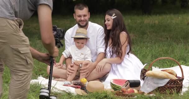 Ojciec i matka bawią się z synem. — Wideo stockowe