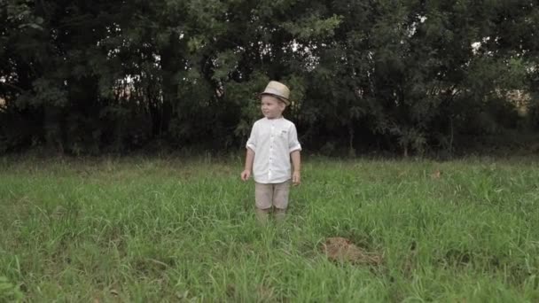 Glad ung pojke springer till kameran och jublar — Stockvideo