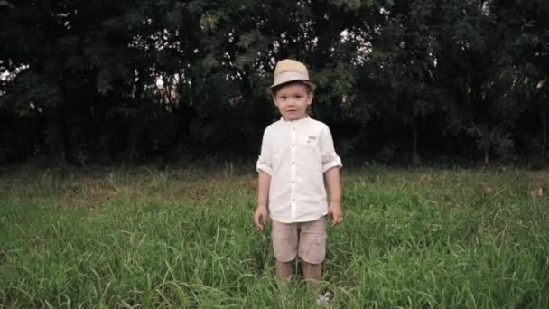 Glad ung pojke springer till kameran och jublar — Stockvideo