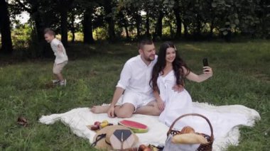 Anne ve baba, erkek çocuklarına uzanıyor.