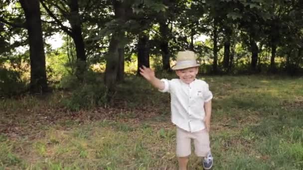 Šťastný chlapec běží ke kameře a raduje se — Stock video