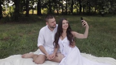 Anne ve baba, erkek çocuklarına uzanıyor.