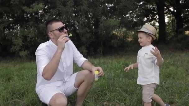 Ο πατέρας παίζει με τον ευτυχισμένο γιο του έξω. — Αρχείο Βίντεο