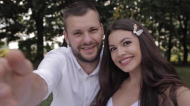 Anne ve baba, erkek çocuklarına uzanıyor.