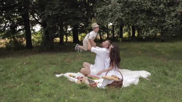 Отец и мать тянутся к своему ребенку — стоковое видео