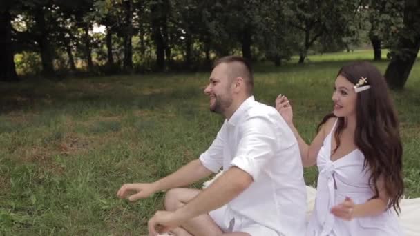 Rodiče volají svému synovi na piknik. — Stock video