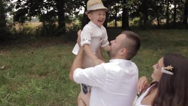 Vader en moeder reiken naar hun mannelijke kind — Stockvideo