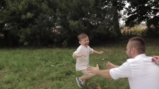 Padre amoroso criando a su niño alegre en el aire — Vídeos de Stock