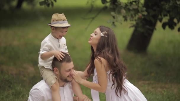 Liefdevolle moeder en vader die tijd doorbrengen met hun vrolijk kind — Stockvideo