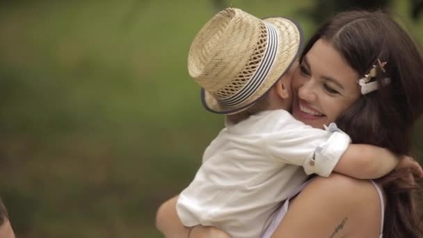 Liebevolle Mutter beim Umarmen mit ihrem Sohn. — Stockvideo