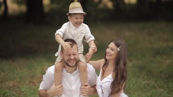 Jonge blanke familie met één kind brengen veel tijd samen door en hebben veel plezier — Stockvideo