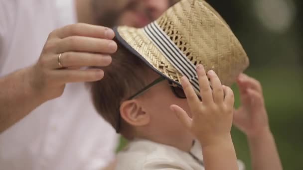 Troskliwy rodzic ściągający głowę z twarzy syna — Wideo stockowe
