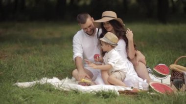 Bir çocuklu beyaz bir aile birlikte çok zaman geçirir ve çok eğlenirler.