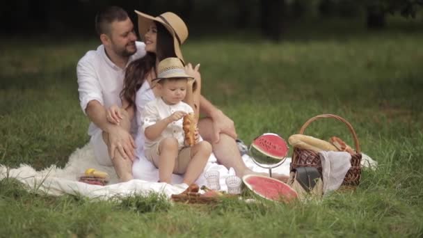 Любящие супружеская пара и их сын проводят выходные на открытом воздухе — стоковое видео