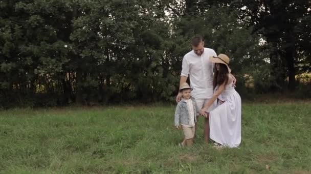 Familia de pie en el parque verde. — Vídeos de Stock