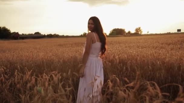Smiling lady in a sundress standing outside — Stock Video