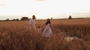 Üç kişilik aile iyi vakit geçiriyor.