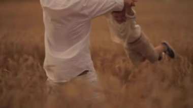 Mutlu baba çocuğu çayırda büküyor..