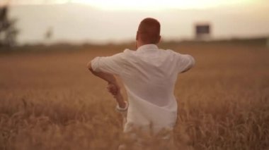 Mutlu baba çocuğu çayırda büküyor..