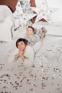 Mutlu ebeveynler Noel süslemelerini ağaçta gösteriyorlar küçük oğlu için..