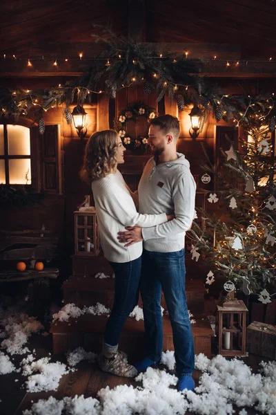 Feliz casal jovem comemorar o Ano Novo juntos em casa na árvore de Natal festiva — Fotografia de Stock