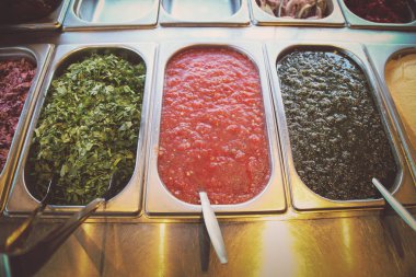 Yemek ve mutfak eşyaları hizmet ile salata seçimi ile bir büfe bar.